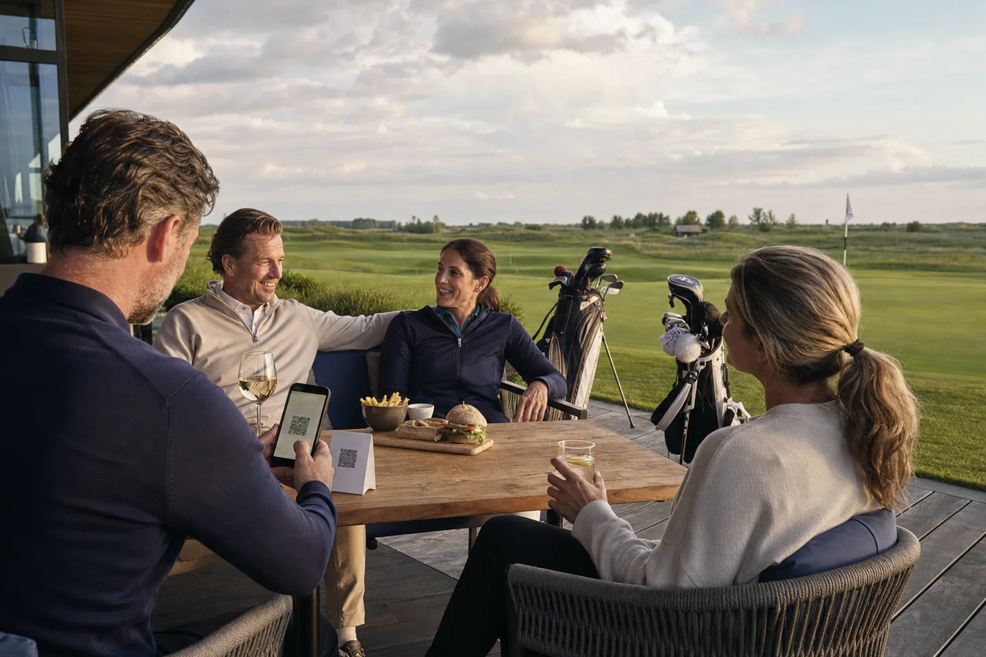 Golfers bestellen met een QR-code op het clubterras met uitzicht op de baan