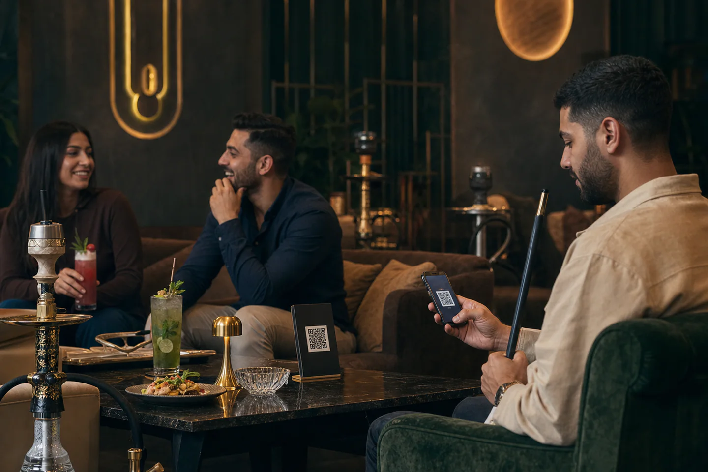 Volwassen gasten bestellen via een QR-code in een sfeervolle shisha lounge