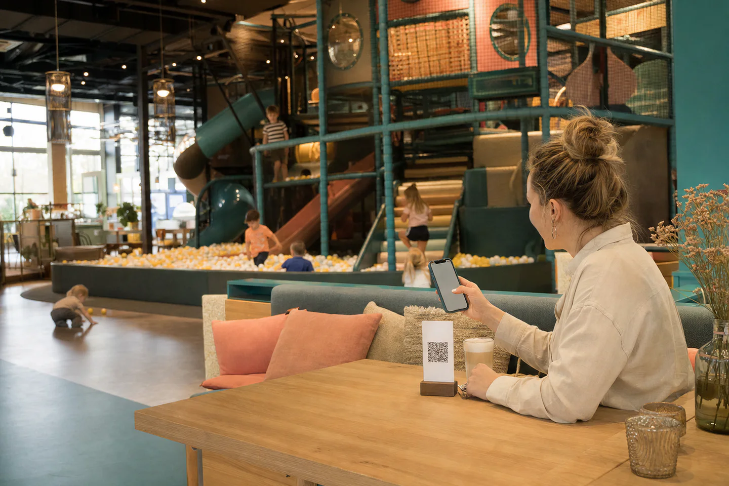 Ouder bestelt via QR-code met vrij zicht op de indoor speelzone
